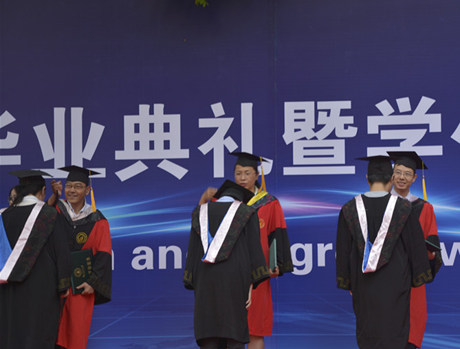            k8凯发2016届毕业生学位授予仪式 