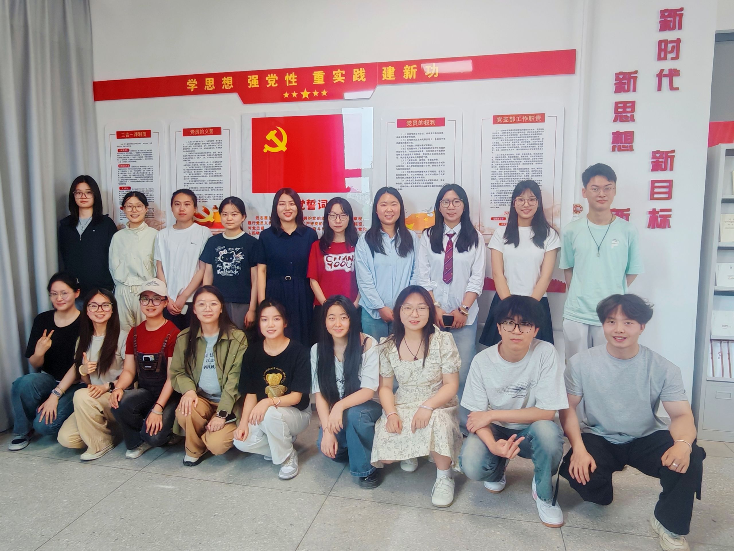薪火相传忆初心 使命如磐向新程——k8凯发英语本科生党支部召开党员大会暨毕业季主题党日活动