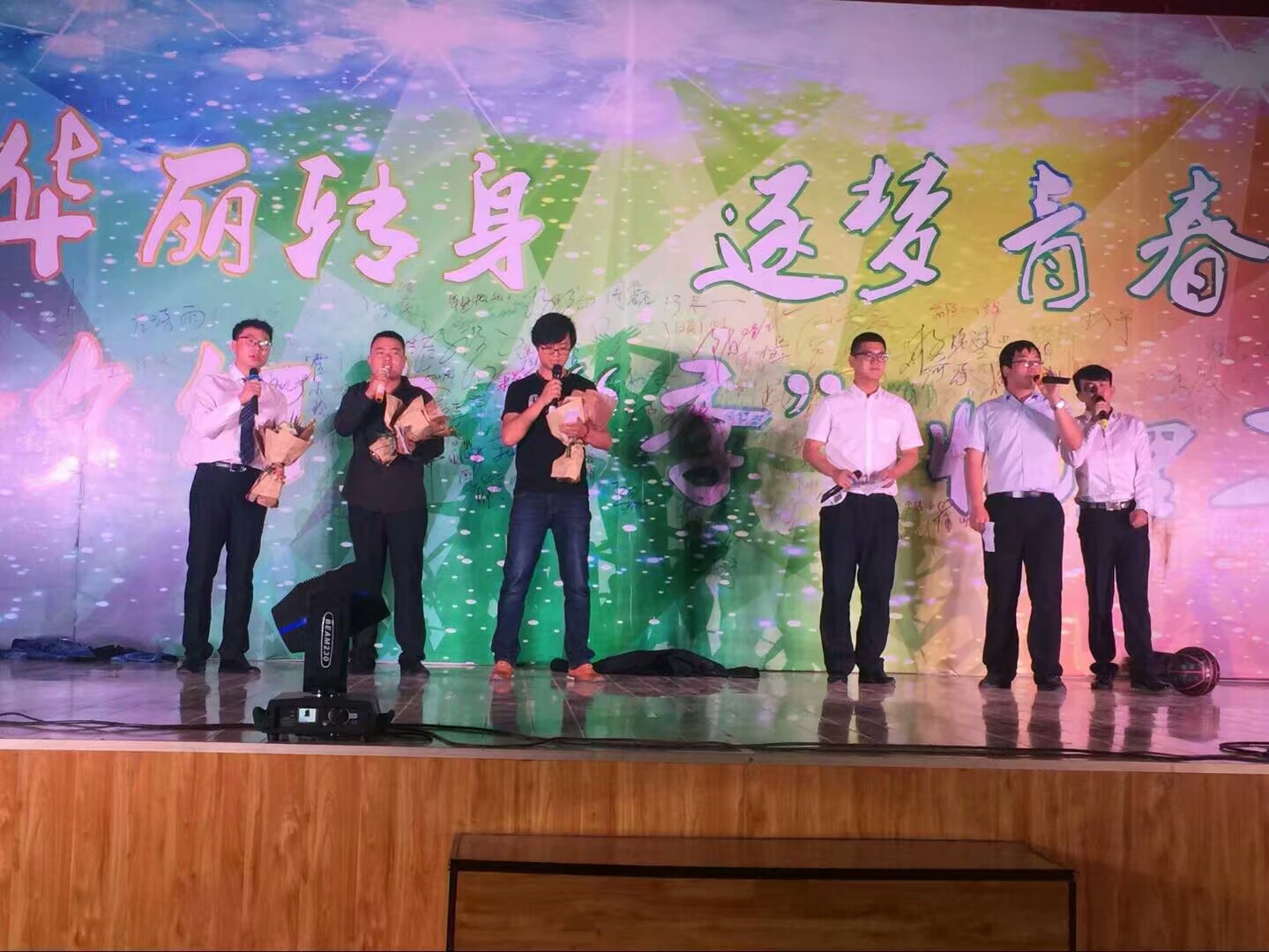            华丽转身 逐梦青春 今夕何夕 “季”忆理工               ————k8凯发2017毕业典礼暨“致青春”歌舞晚会圆满落幕