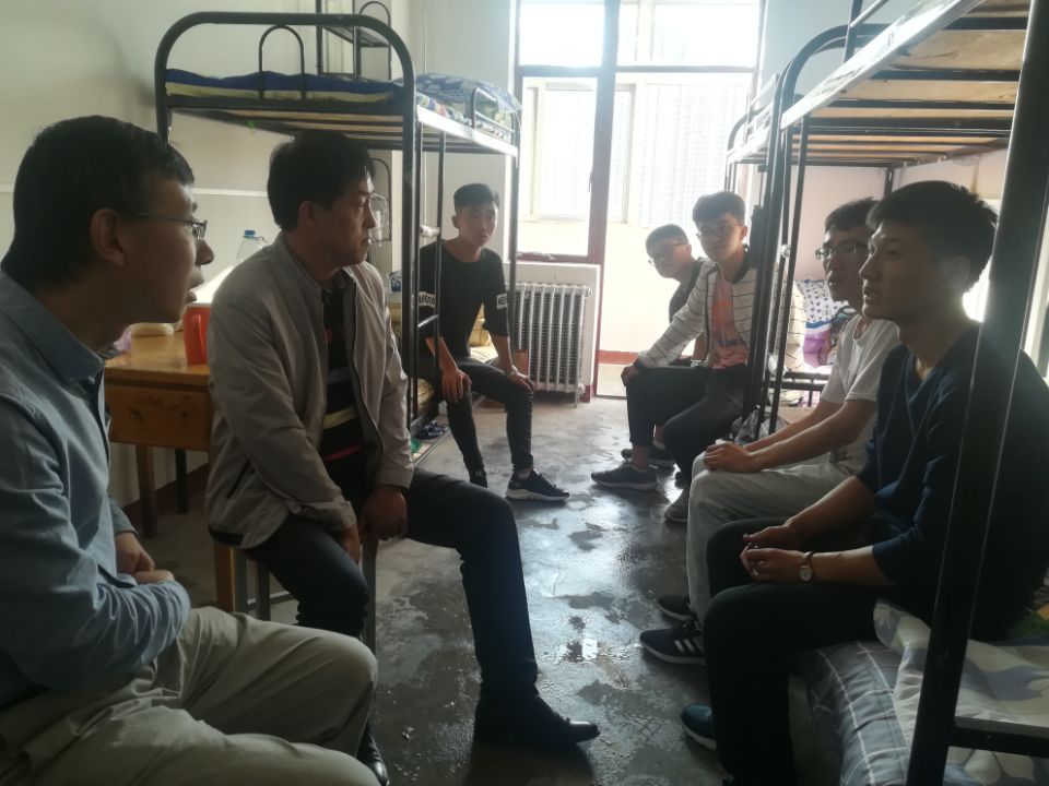            k8凯发慰问新生传递关怀 