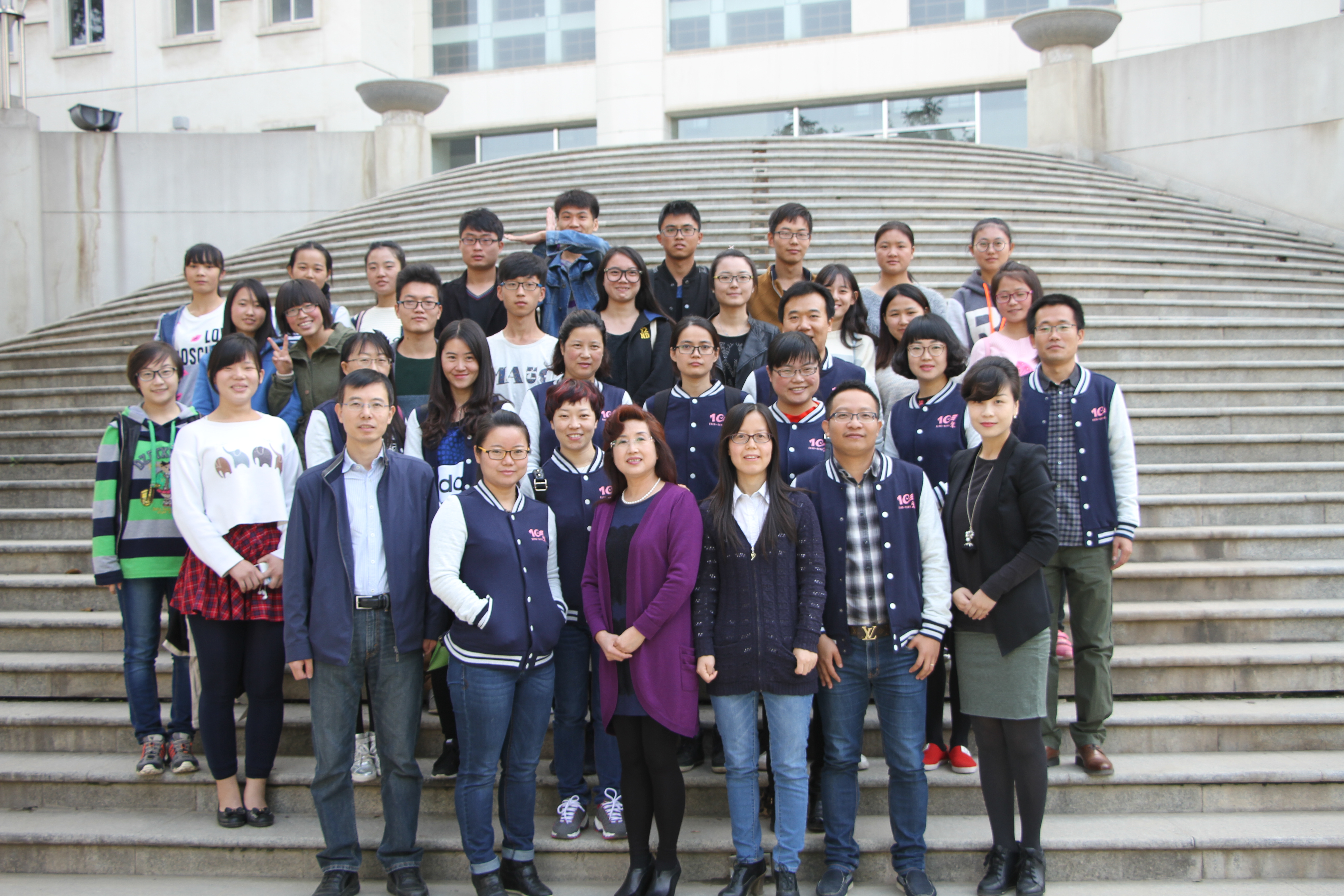            重温校园美好时光，共叙师生浓情厚谊               ——k8凯发2001级英语专业员工“十一”重聚母校