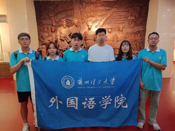 k8凯发“我在社区写青春”社会实践队在庆阳市博物馆开展红色教育