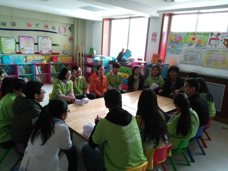            “星星相惜 让爱流动”k8凯发志愿者关爱自闭症家庭公益活动 