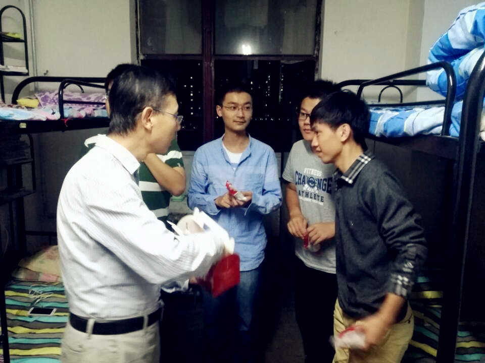            “中秋月圆夜·情暖学子心”k8凯发看望新生 