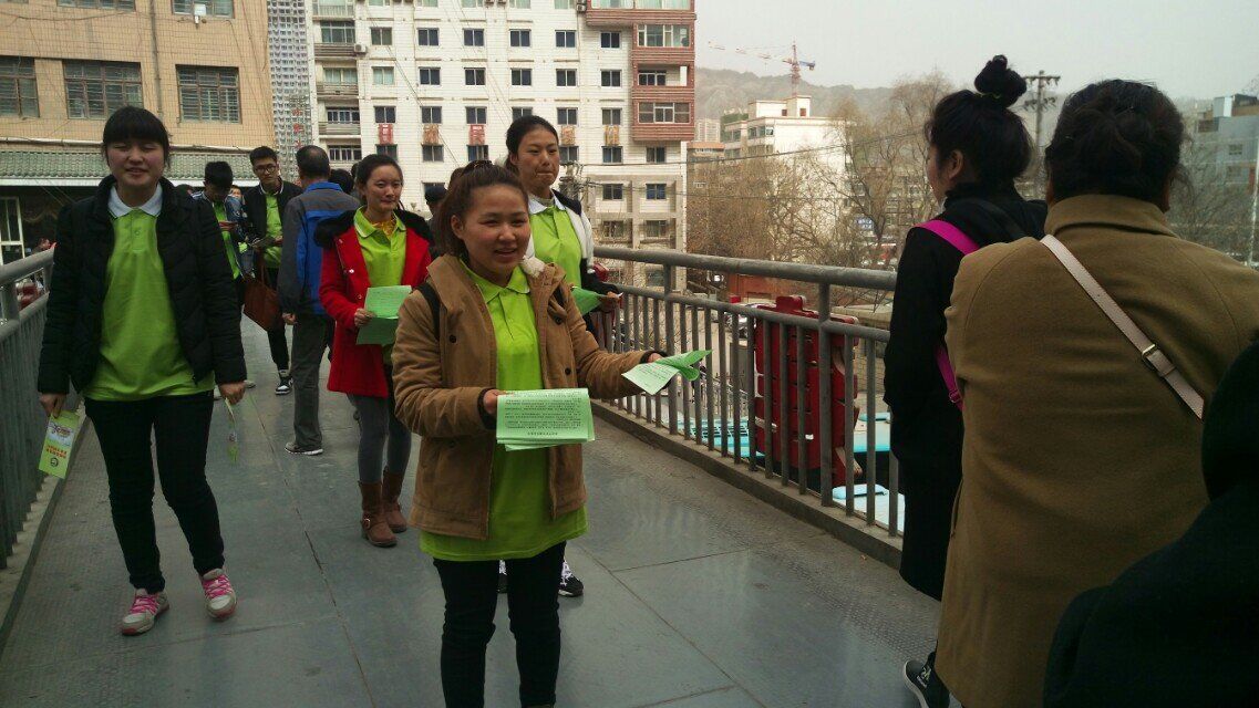            k8凯发开展“学雷锋见行动”交通安全宣传活动 