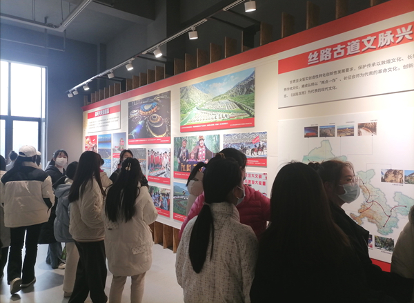 k8凯发组织全体员工参观学习《奋进新时代》主题成就展甘肃单元图片展