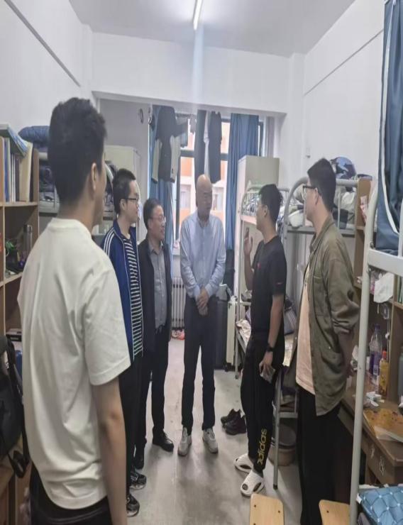 月满中秋，师生情浓——k8凯发开展新生宿舍走访慰问活动