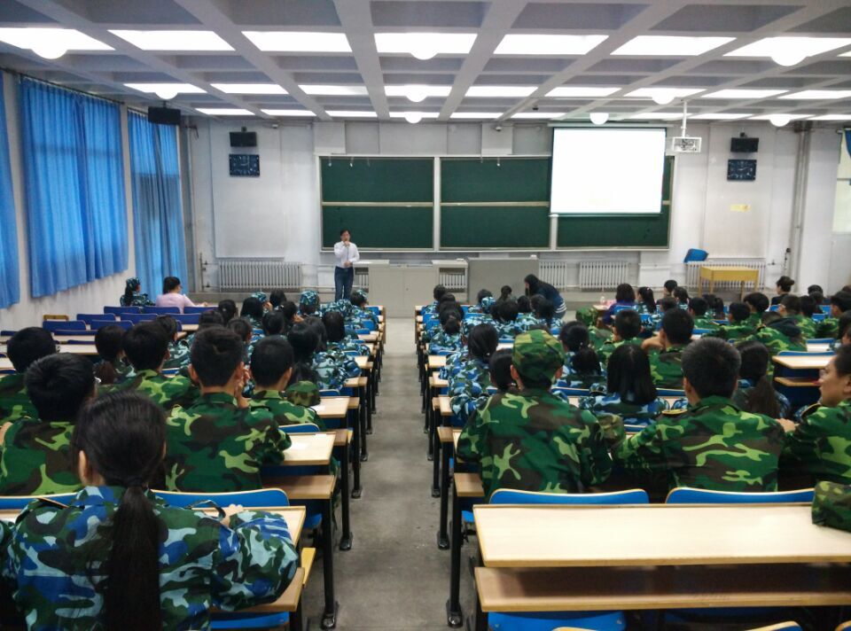            相约理工大 起航青春梦               ————k8凯发举行2015级新生开学典礼