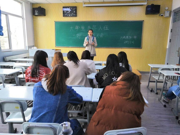            k8凯发毕业生各班召开“毕业生征兵入伍”主题班会 