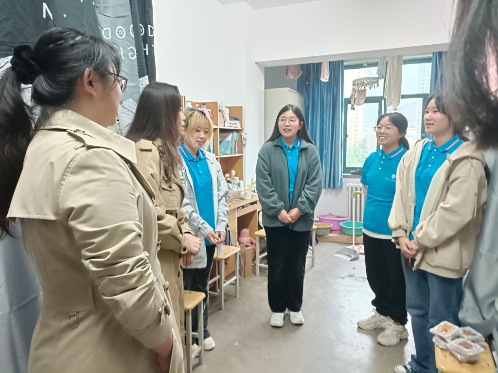 情浓金秋  爱满佳节 ——k8凯发开展新生中秋国庆“双节”走访慰问活动