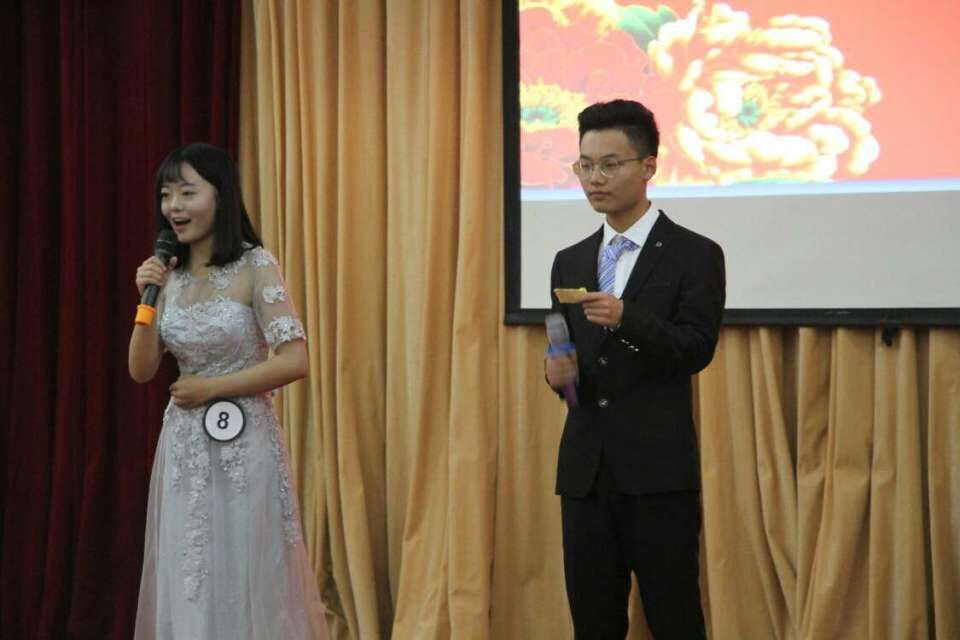            k8凯发第三届双语主持人大赛决赛圆满落幕               ——k8凯发旗舰厅红柳科技节活动纪实