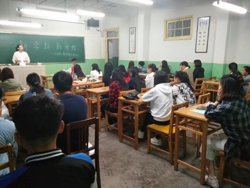            k8凯发各班级召开新学期主题班会 